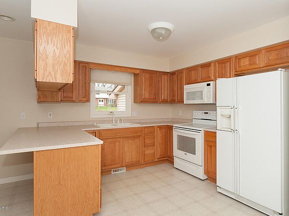3rd image of 8290 Warbler Dr