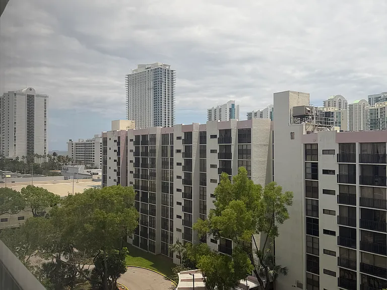 17021 N Bay Rd #9 — Photo 5