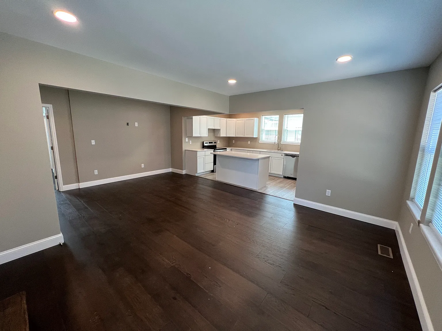 5 bed, 5.5 bath, 2034 sqft, $7,750 — Photo 2