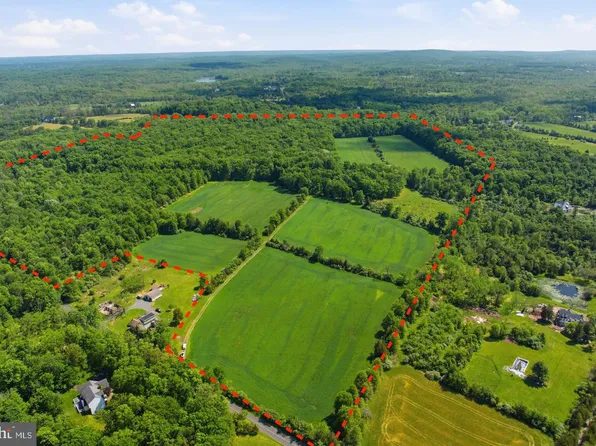 1560 Roundhouse Rd, Quakertown, PA 18951