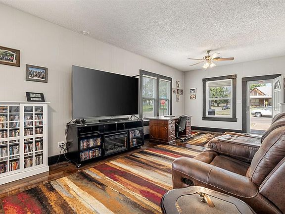 4th image of 821 S Bickford Ave