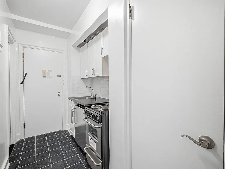 310 E 44th St #518 — Photo 6