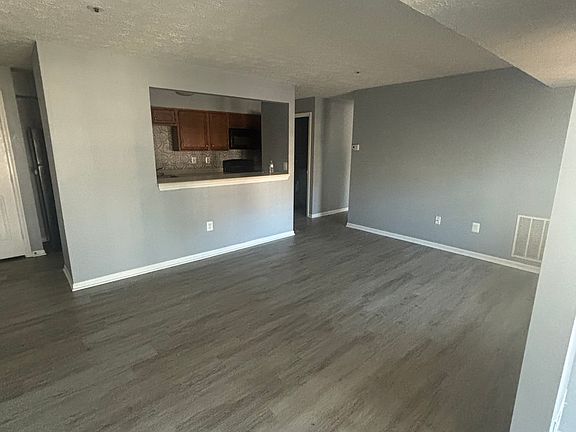 5th image of 901 Woodbridge Ct Unit F