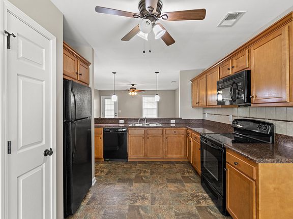 5th image of 425 Shropshire Ave