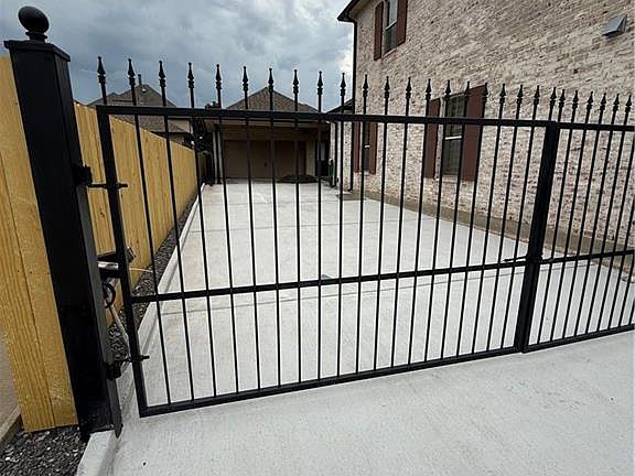 4th image of 205 Bayou Gentilly Ln