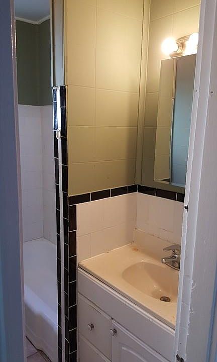 2nd image of 13 Chatham St #2