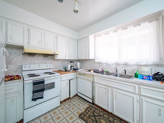 5th image of 3449 E Pender St