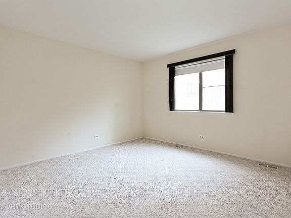 5th image of 218 Deerpath Ct Unit A1