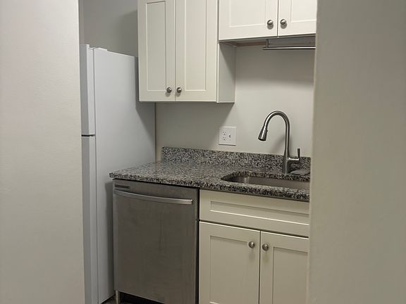 4th image of 320 Salem St
