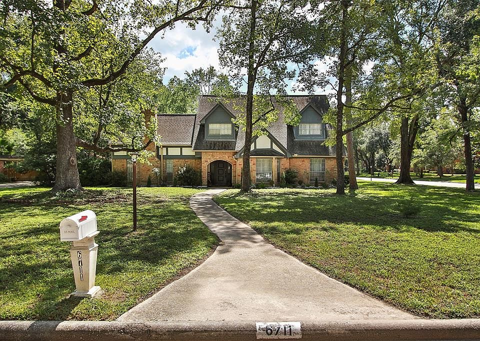 Welcome home to 6711 Twin Leaf Drive! Offering 2,427 sq/ft of living space on a MASSIVE 19,566 sq/ft lot, featuring 4 bedrooms, 2 and 1/2 bathrooms, a study, upgraded kitchen, and an inviting living room!