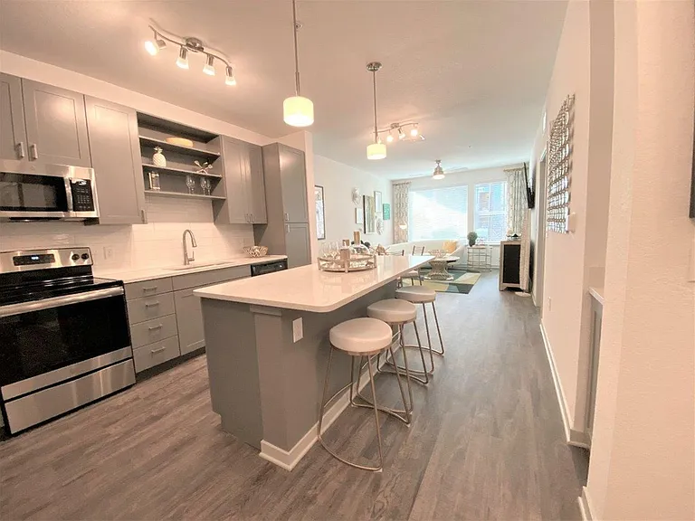 Addison Universal Blvd 1/1 Kitchen and Dining Room