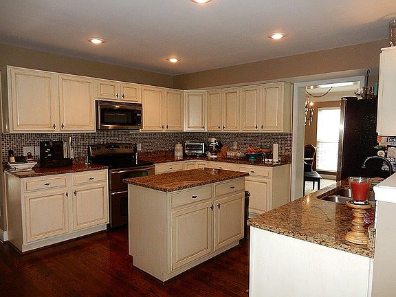 4th image of 497 Forest Edge Dr