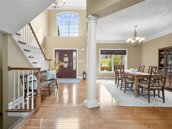 3rd image of 902 Gateway Cir