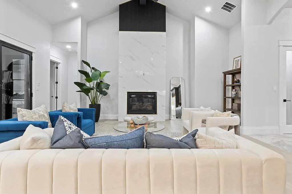 5 bed, 7.0 bath, 4400 sqft, $20,000 — Photo 3