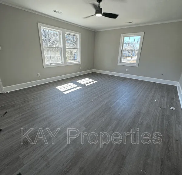 1200 E Holly St — Photo 5