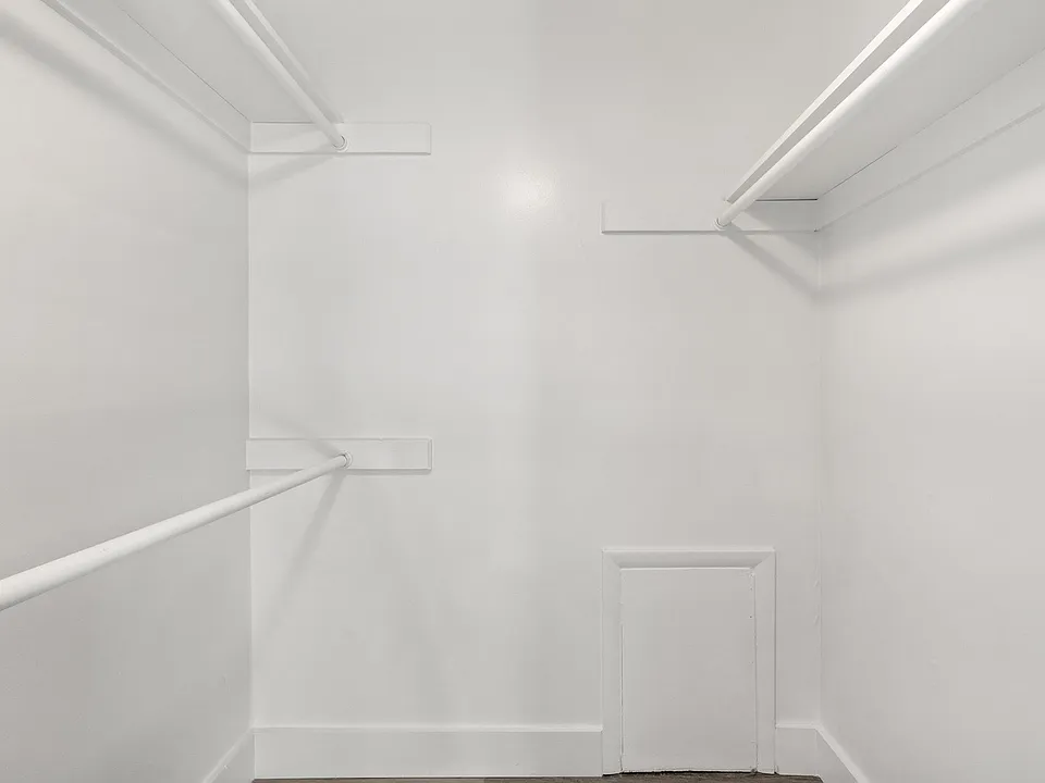 LUX Walk In Closet