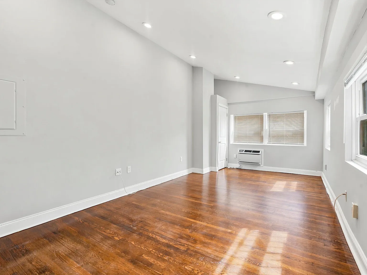 Studio, $1,433 — Photo 4