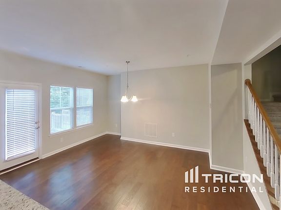5th image of 586 Fox River Hills Way