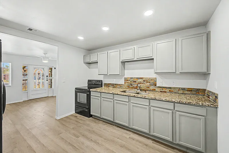6 bed, 2.0 bath, 1752 sqft, $2,395 — Photo 3