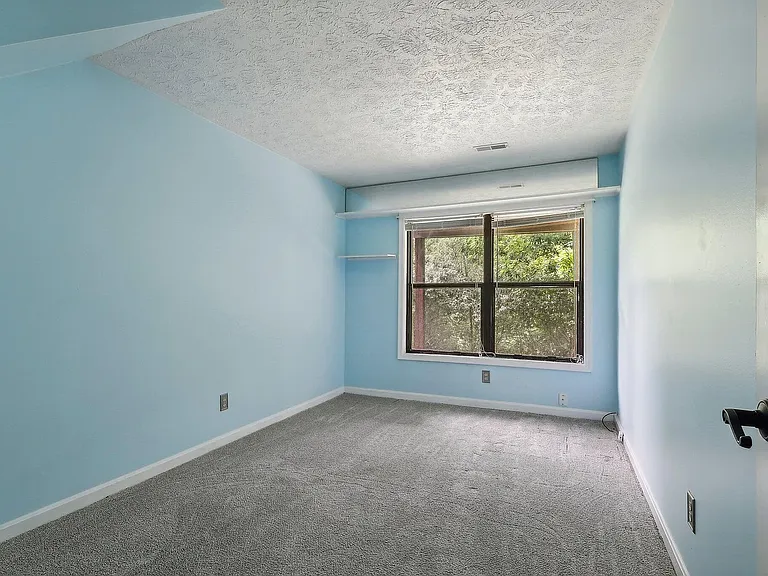 370 Bellpointe Cmns — Photo 13