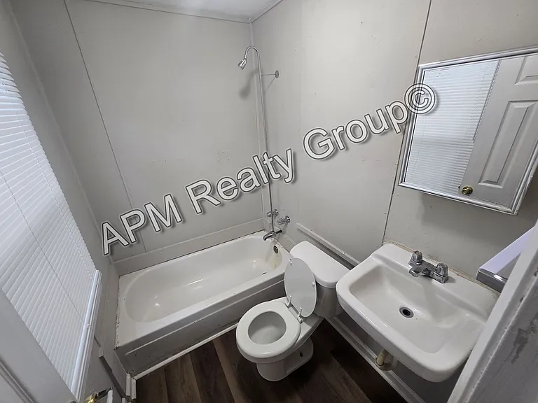1229 King St — Photo 2
