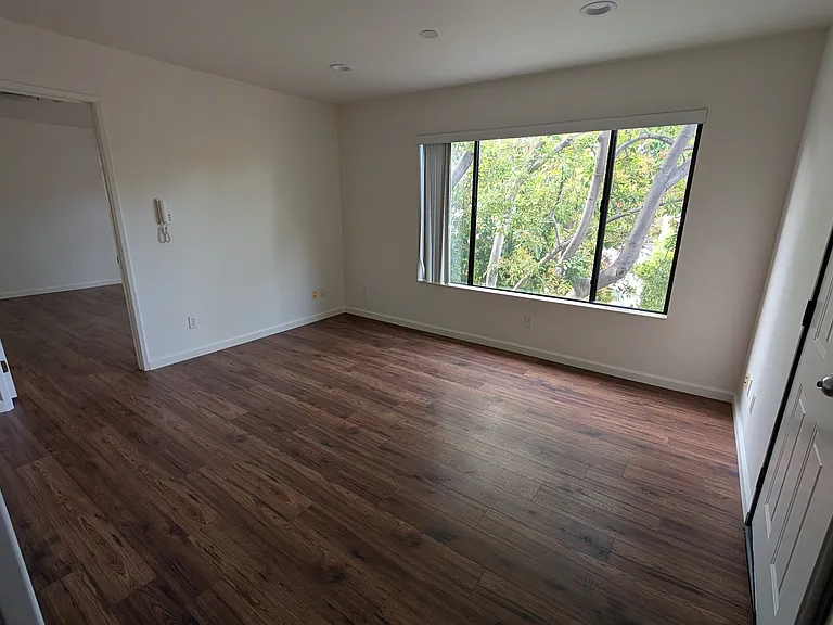 1708 E Glenoaks Blvd — Photo 2