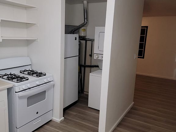 3rd image of 1010 Woodlawn Ave Unit B