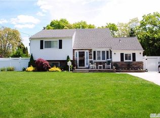 30 Schoolhouse Rd, East Islip, NY 11730