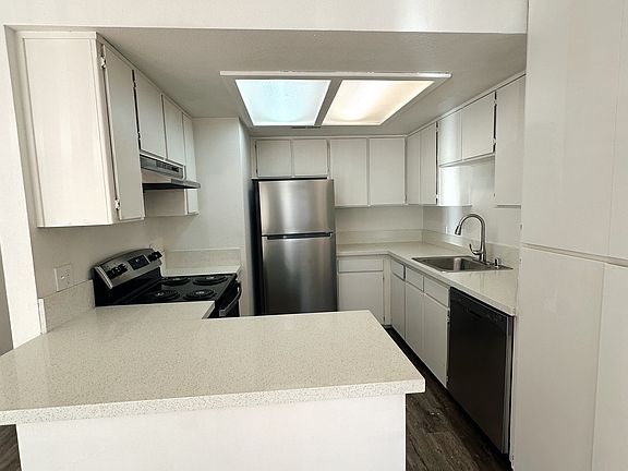 Cameo 3x2: white cabinets
