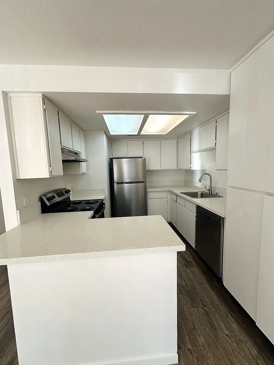 Cameo 3x2: white cabinets - Cameo Village Apartments
