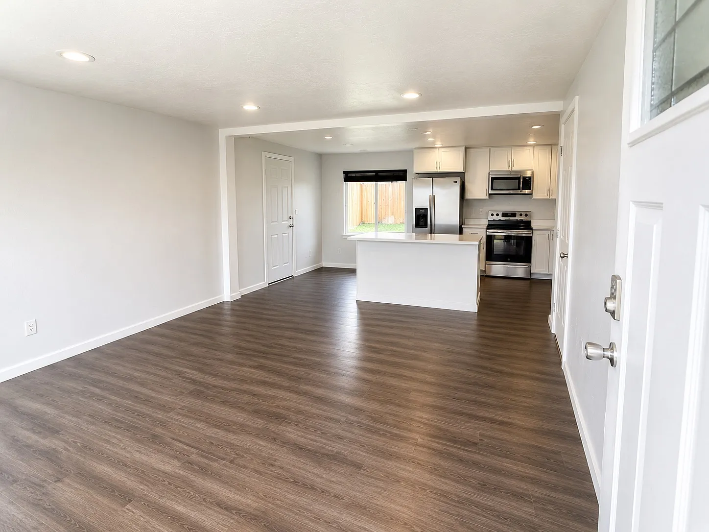 3 bed, 912 sqft, $2,000 — Photo 2