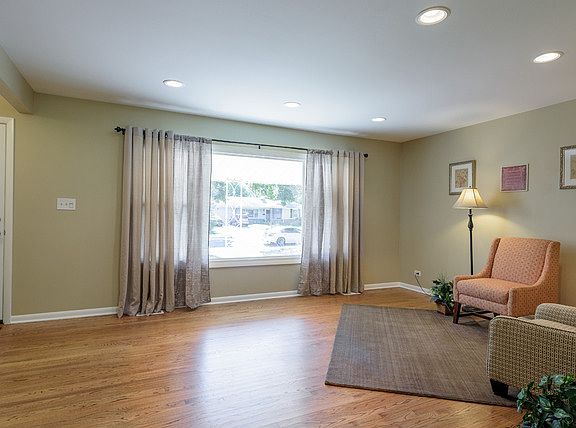 3rd image of 6653 Blackstone Dr