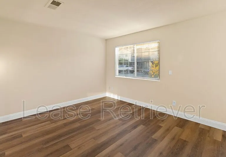 940 Palm Cir — Photo 11