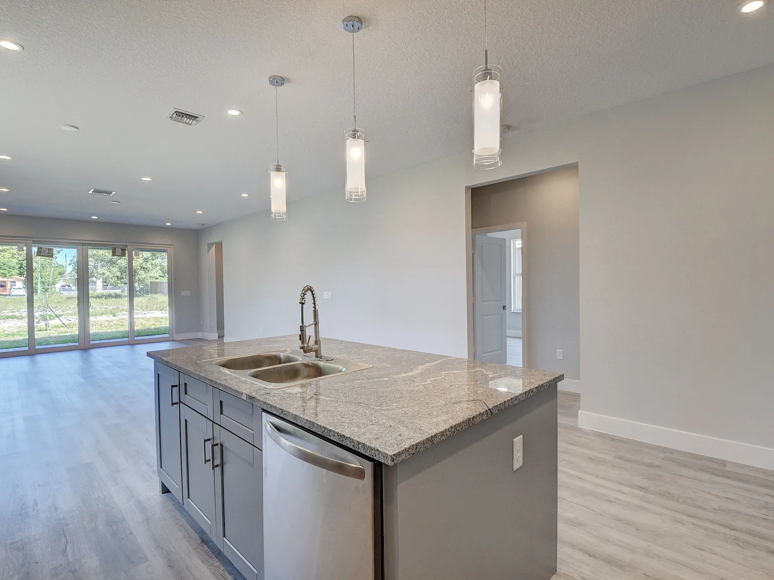 3 bed, 2389 sqft, $3,600 — Photo 4