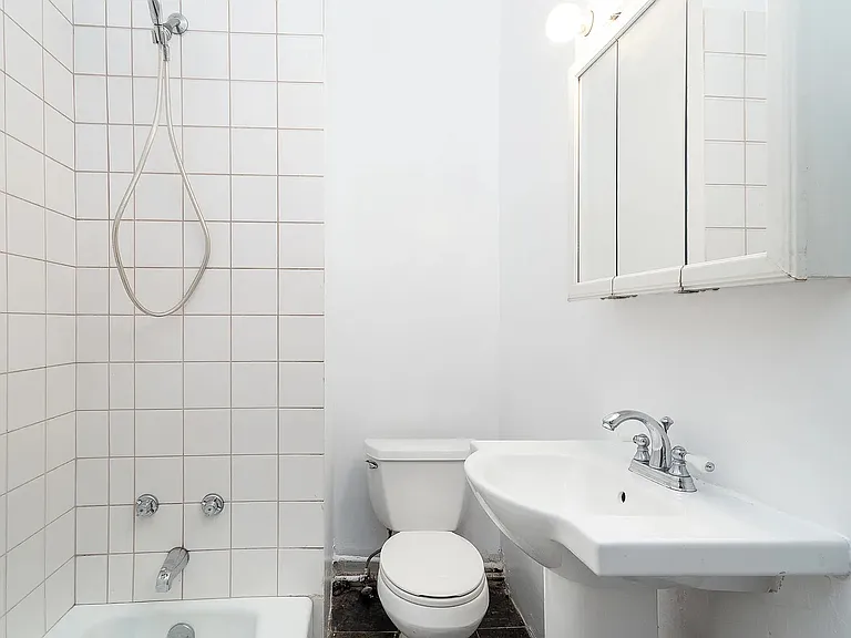 1449 N Artesian Ave #1B — Photo 5