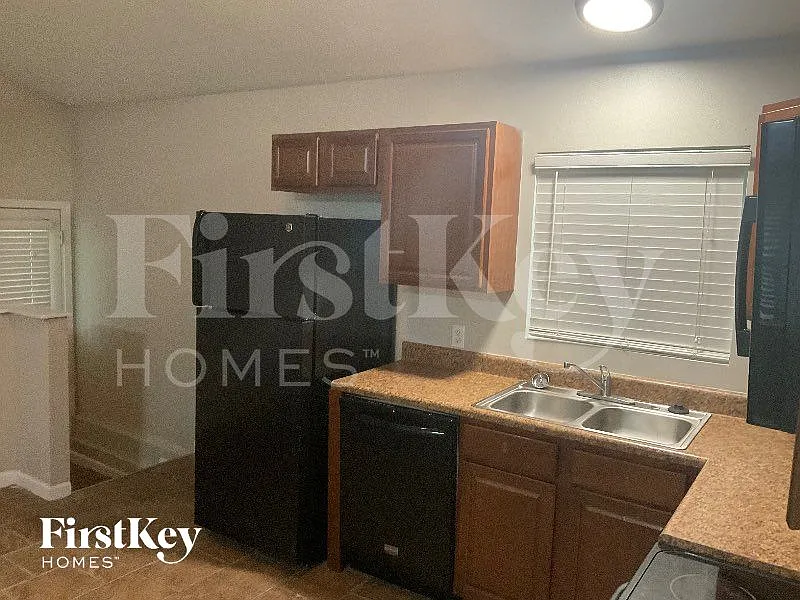 3 bed, 1.0 bath, 912 sqft, $1,635 — Photo 4