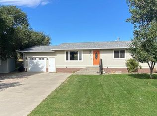 628 Sunset Dr, Watford City, ND 58854