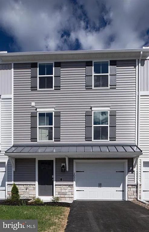 4 bed, 2.5 bath, 1827 sqft, $2,490 — Photo 1
