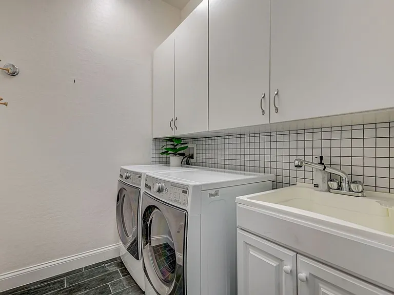 933 Everest Peak Ave — Photo 33