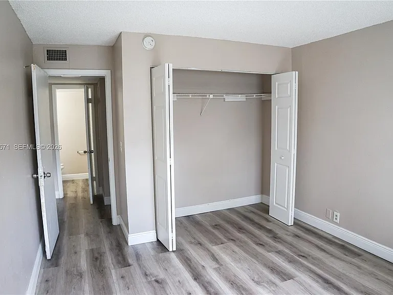 4240 Woodside Dr — Photo 17