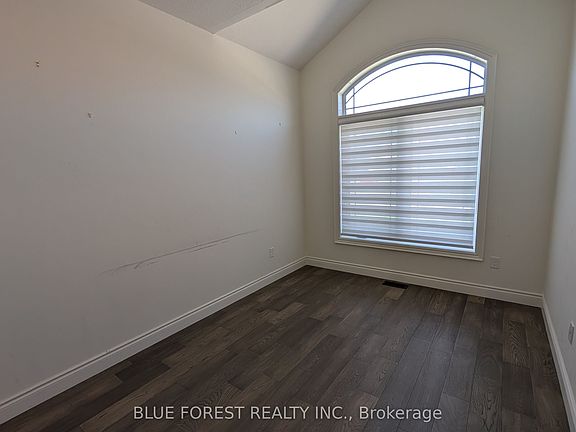 5th image of 30 Thames Springs Cres