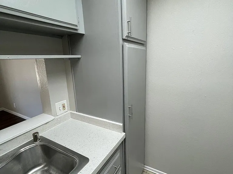 1735 E Washington St — Photo 16