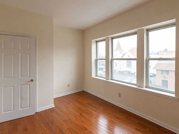 3rd image of 254 Bloomfield Ave APT 3
