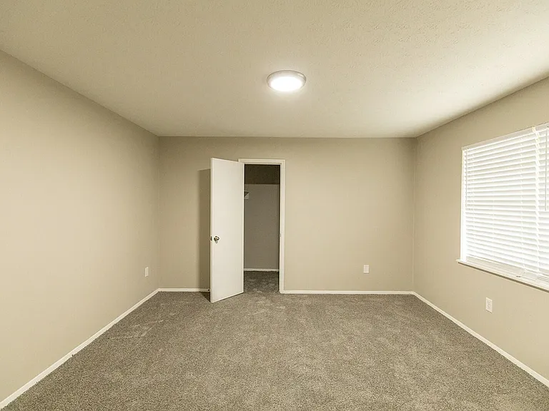 Room (2) Room (2)