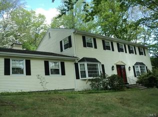 6 Red Fox Ln, Trumbull, CT 06611
