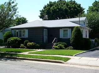 21 Jerome Ave, Mineola, NY 11501