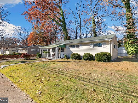 2nd image of 1010 Somerset Dr