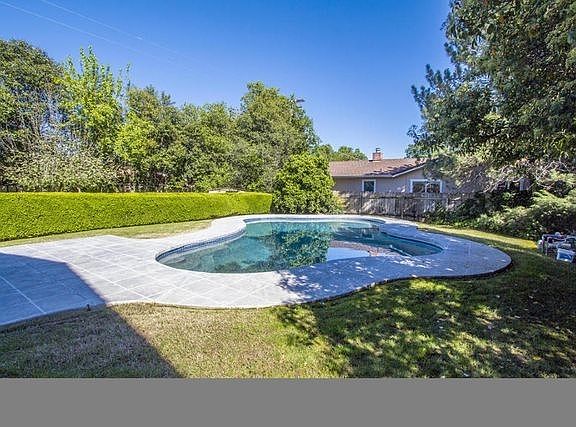 4th image of 684 Loma Vista Dr
