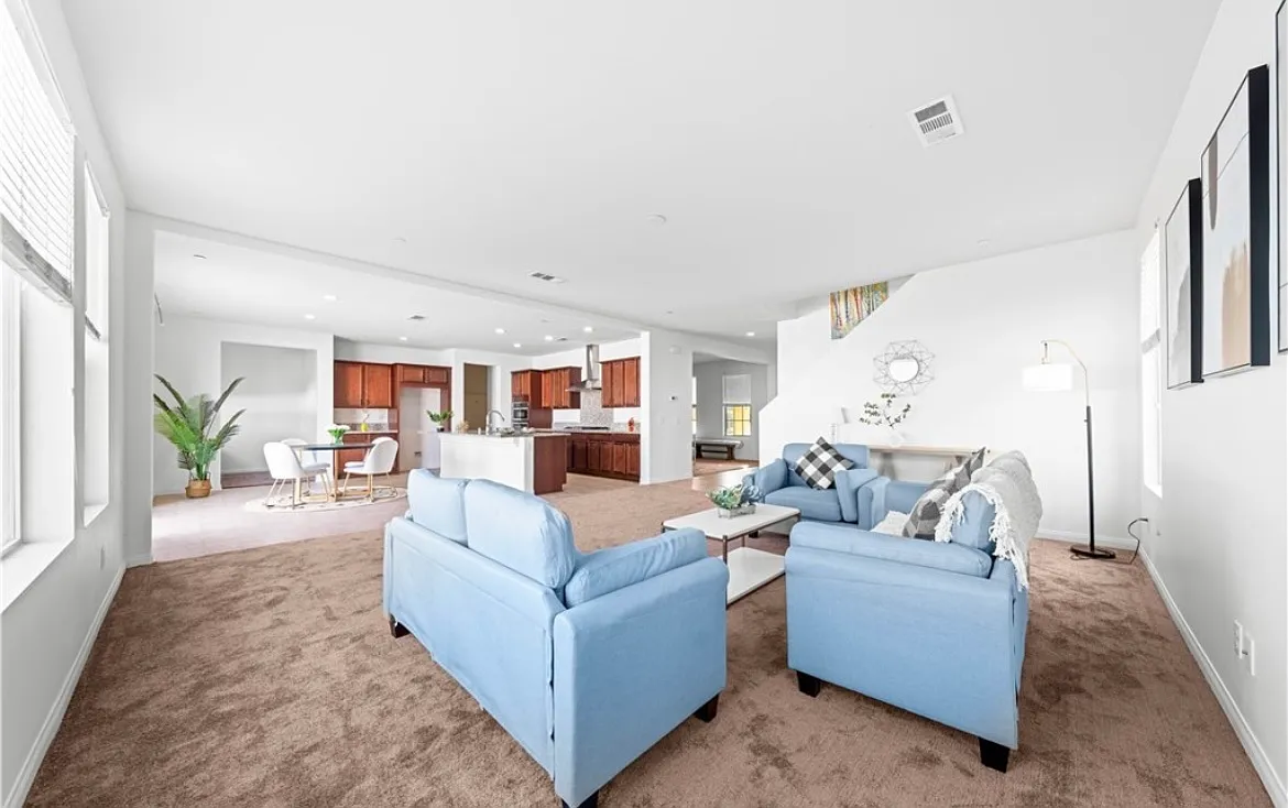 6 bed, 4200 sqft, $999 — Photo 3