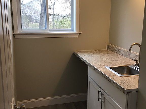 Butler's pantry/Wet bar